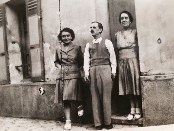 And that’s the three of you in front of the house in Montceaux, in 1947…  #MadeleineprojectEN https://t.co/f956RpW732